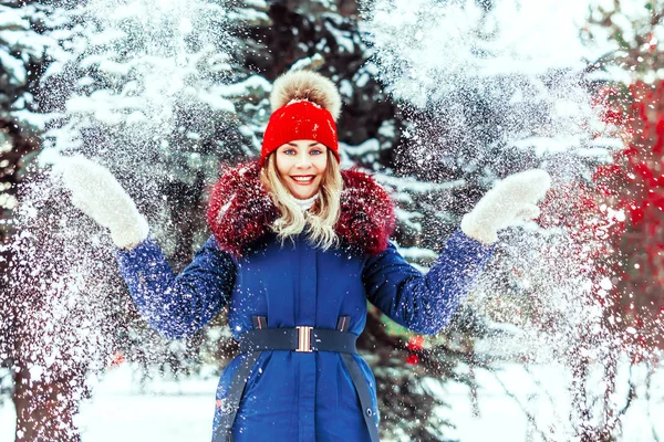 Mujer lanzando nieve — Foto de Stock