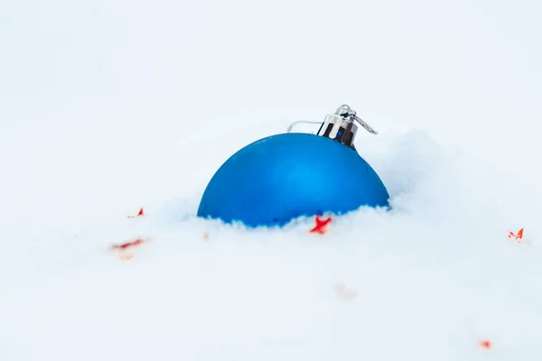 雪中的圣诞玩具 — 图库照片