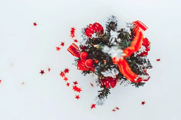 Speelgoed kerstboom sneeuw — Stockfoto