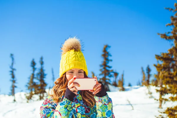 Kobieta w górach do robienia zdjęć na telefon — Zdjęcie stockowe