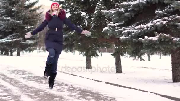 Een vrouw geniet van de sneeuw — Stockvideo