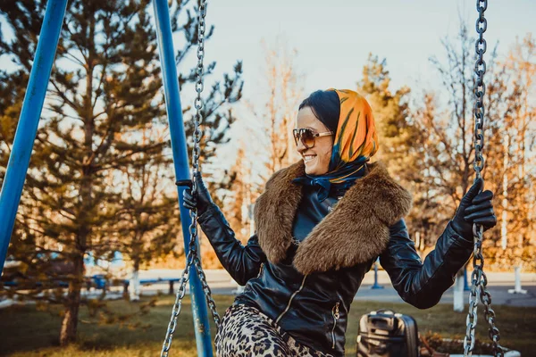 Mujer balanceándose en swing —  Fotos de Stock