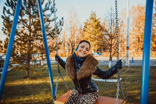 Mujer balanceándose en swing — Foto de Stock