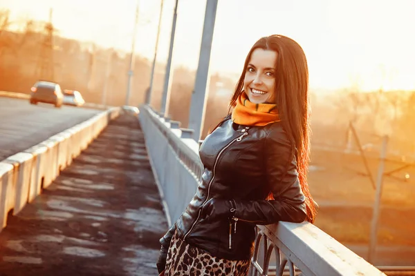 Eine Frau steht auf einer Brücke — Stockfoto