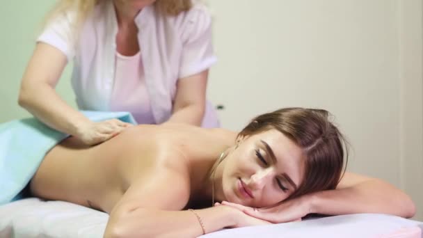 A back massage in the salon — Stock Video