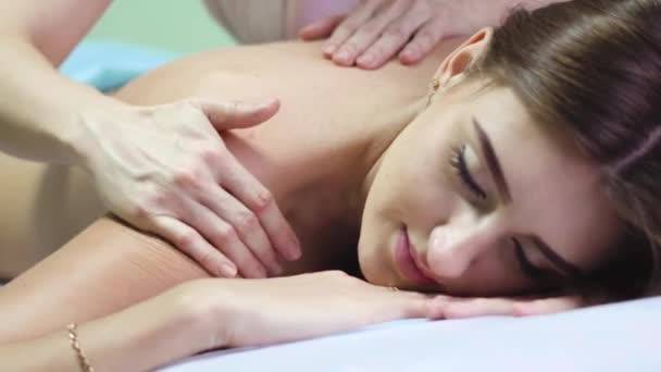 Een rug massage in de salon — Stockvideo