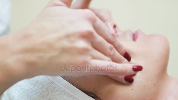 Massagem facial no salão de spa — Vídeo de Stock