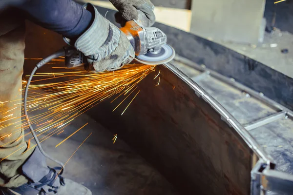 Trabajador aserrando la plancha — Foto de Stock