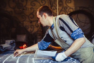 Masanın üzerinde ana berabere