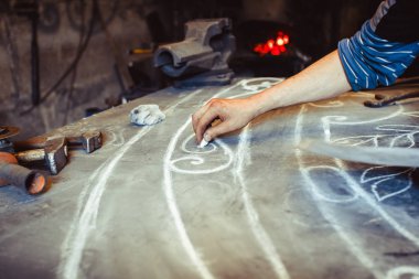 Masanın üzerinde ana berabere