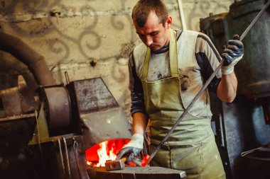 Demirci çekiç örs