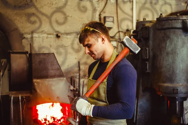 The blacksmith is at the forge — Stock Photo, Image