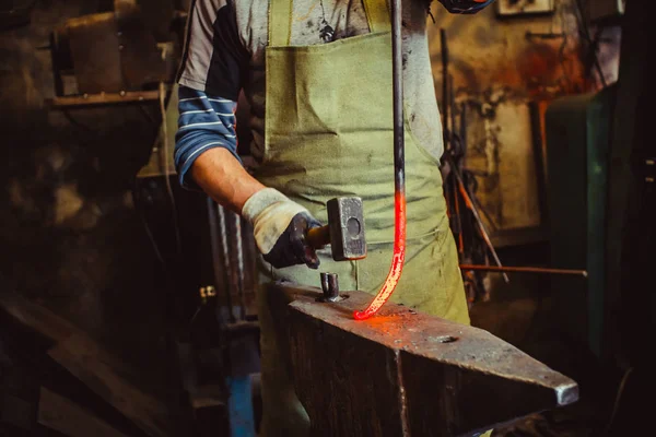 Demirci çekiç örs