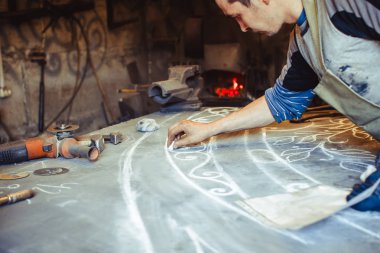 Masanın üzerinde ana berabere