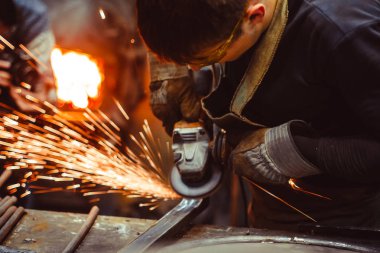 Demir testere işçi