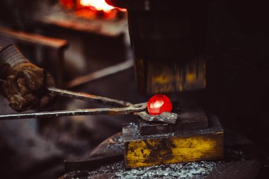 Demirhanede çalışan demirci.