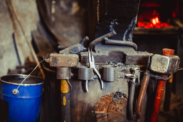 Fuego en el horno en la herrería, herramientas —  Fotos de Stock