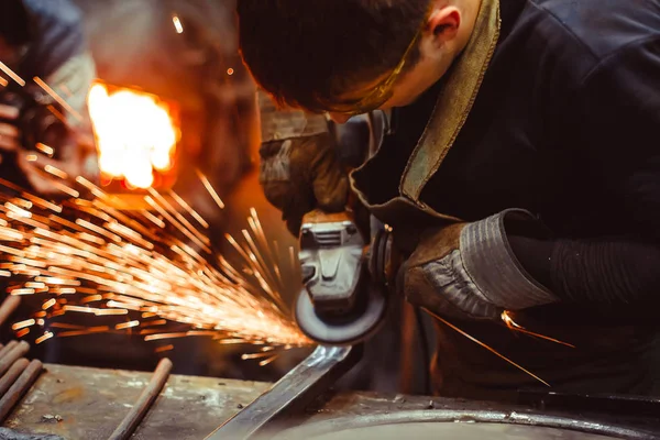 Trabajador aserrando la plancha — Foto de Stock