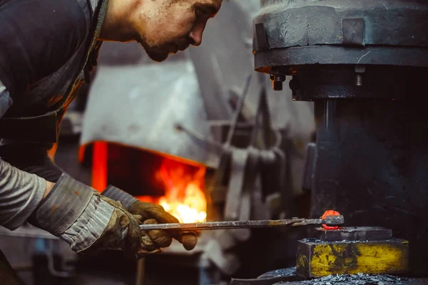 Herrero trabajando en la fragua —  Fotos de Stock