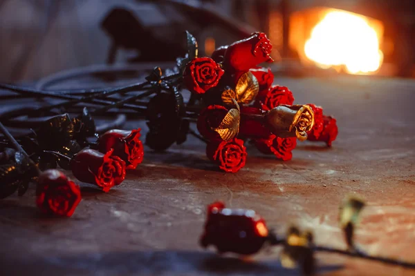 Eine geschmiedete Rose aus Metall liegt auf dem Pfeiler in der Schmiede — Stockfoto