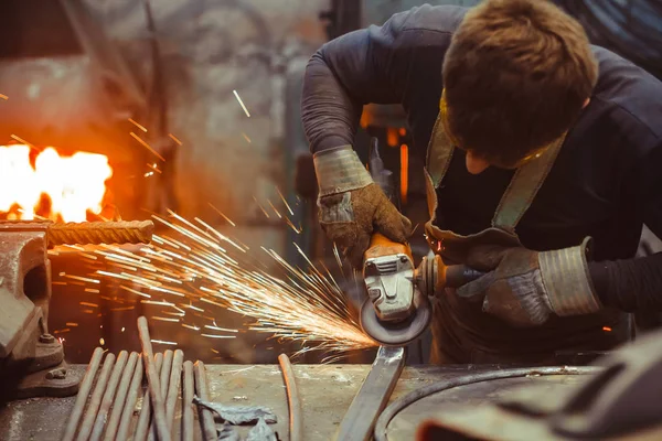 Trabajador aserrando la plancha — Foto de Stock