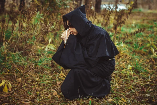 Um bhikkhu com vestes orando na floresta — Fotografia de Stock