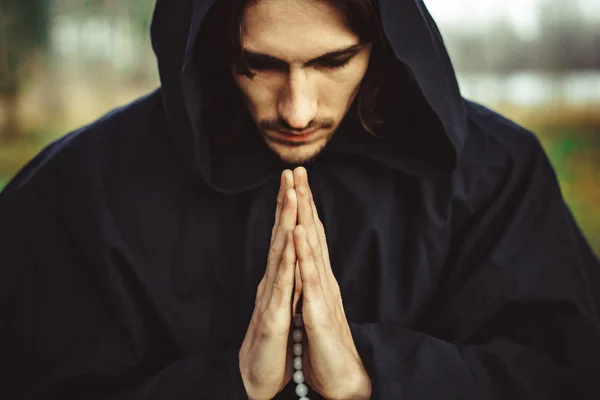Mnich w szaty, modląc się w lesie — Zdjęcie stockowe