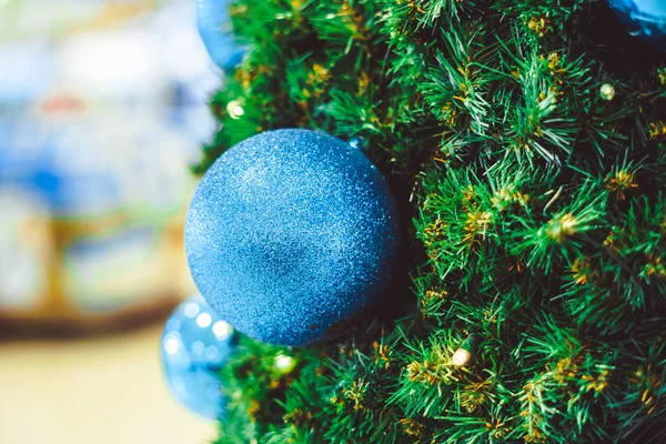 Kerstbal op de takken spar. — Stockfoto