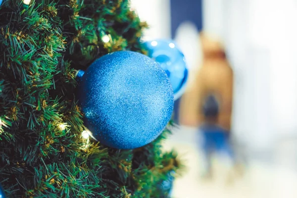 Kerstbal op de takken spar. — Stockfoto