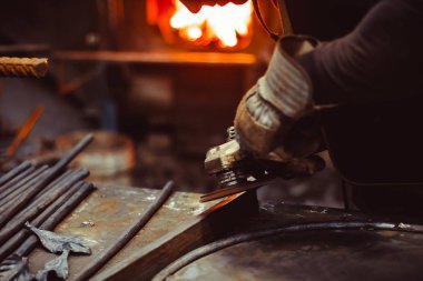 Demir testere işçi