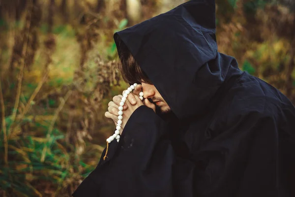 Un moine en robes priant dans les bois — Photo