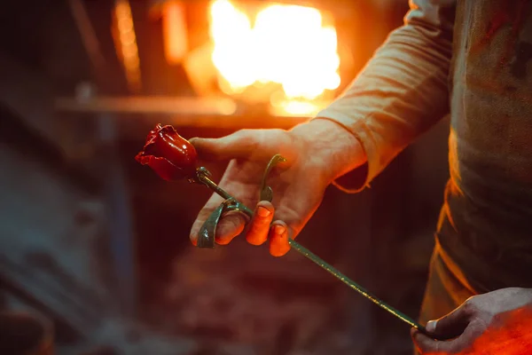Une rose forgée en métal se trouve sur la jetée dans la forge — Photo