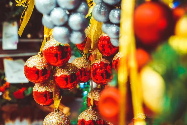 Speelgoed op de kerstboom — Stockfoto