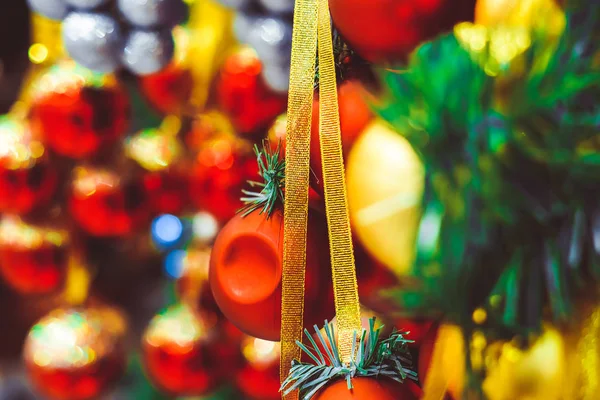 Speelgoed op de kerstboom — Stockfoto