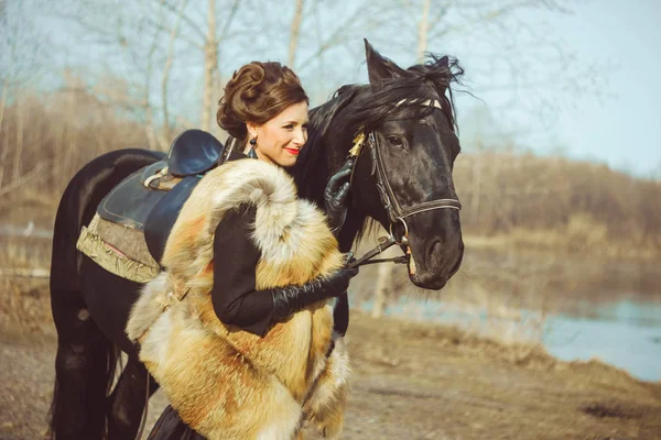 A mulher ao lado do cavalo — Fotografia de Stock