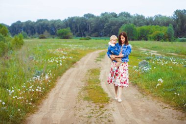 Anne ve oğlu ülke yolda yürürken