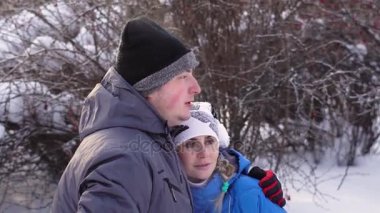 çiftler kış ormanında