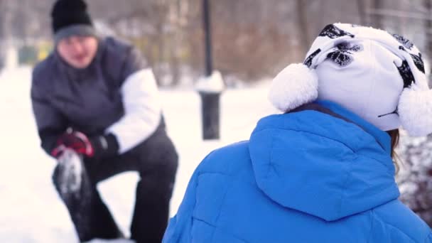 Casal Brincando Neve — Vídeo de Stock