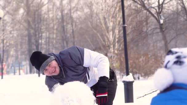 Paar Spelen Sneeuw — Stockvideo