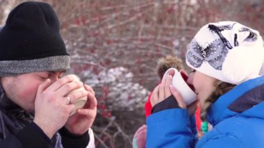 Kış ormanda çay içmek