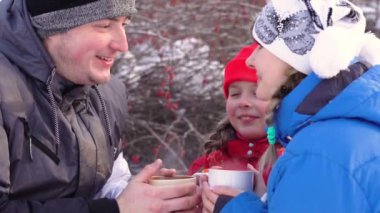 Kış ormanda çay içmek