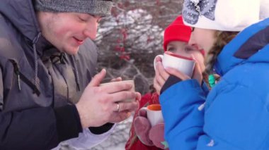 Kış ormanda çay içmek