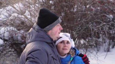 çiftler kış ormanında