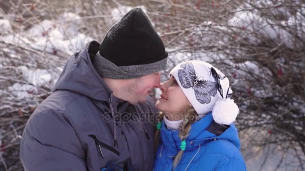 Pareja Bosque Invierno — Vídeos de Stock