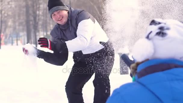 在雪中玩耍的夫妻 — 图库视频影像