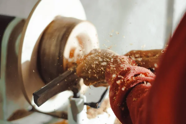 Maestro trabajando en un torno en la aceleración de la madera —  Fotos de Stock