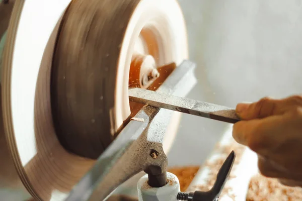 Maestro trabajando en un torno en la aceleración de la madera — Foto de Stock