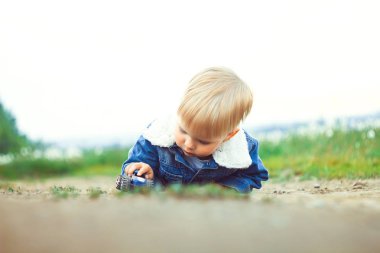bir çocuk kuma çalış