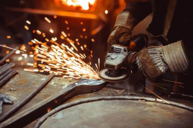 Demir testere işçi