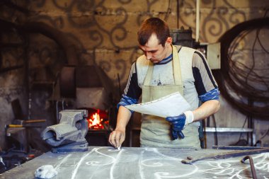 Masanın üzerinde ana berabere